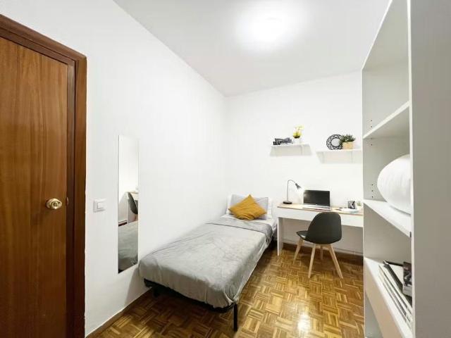 Calle del Dos de Mayo, Madrid, Community of Madrid 28004