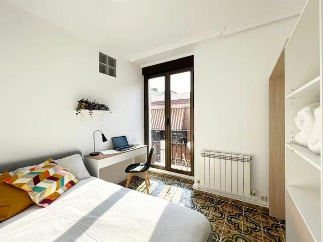 Calle del Dos de Mayo, Madrid, Community of Madrid 28004