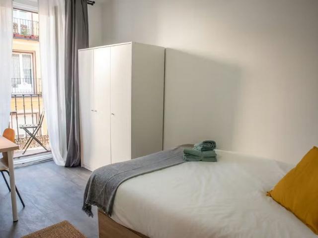 Calle del Humilladero, Madrid, Community of Madrid 28005