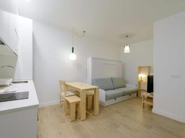 Calle del Salitre, Madrid, Community of Madrid 28012