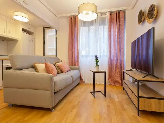 Calle del Roble, Madrid, Community of Madrid 28020