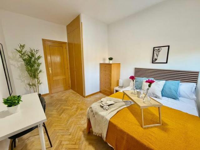 Calle del Tren de Arganda, Madrid, Community of Madrid 28032