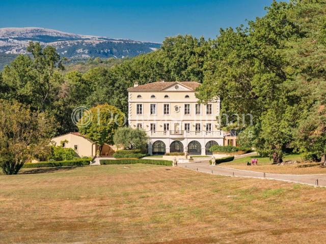 Callian Splendide manoir avec court de tennis et héliport 900m² Callian