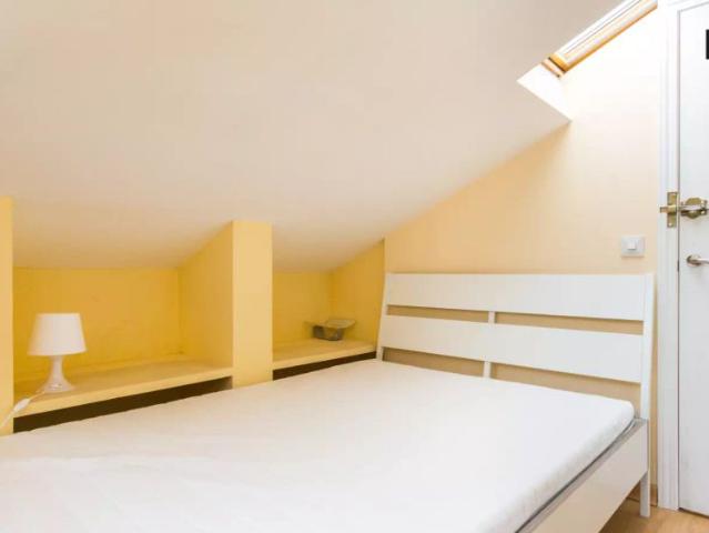 Calm room for rent to students in 10 bedroom apartment in Salamanca
