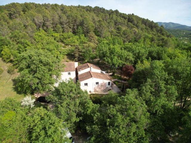 Calme absolu, nature omniprésente et aucun vis à vis: une villa rare dans une cadre privilégié