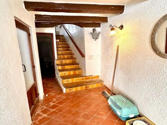 CALONGE: CASA RÚSTICA PARA RESTAURAR EN EL CENTRO DEL PUEBLO CON GARAJE DE 110M2 CON TRASTERO
