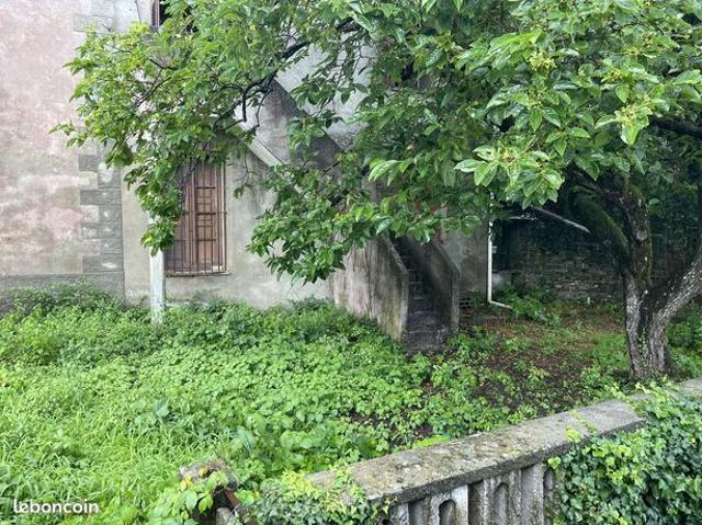 Cap corse, authentique maison de village fin 19e, mitoyenne, vue mer, 73 m² au sol, jardin 70 m², travaux à prévoir