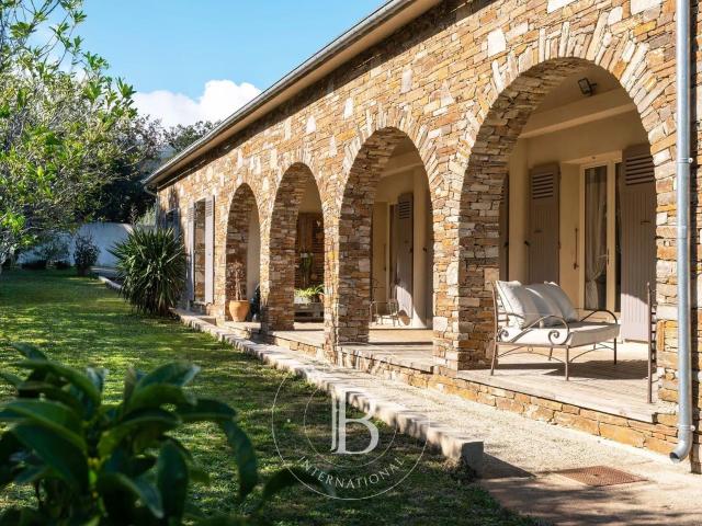Cap Corse, Sisco, Villa vue montagnes, 5 chambres, piscine. 214m² Sisco