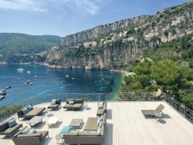 CAP D AIL LA PINEDE VILLA PIEDS DANS L EAU DE TRES GRAND LUXE AVEC VUE SPECTACULAIRE SUR LA MER ET CAP FERRAT