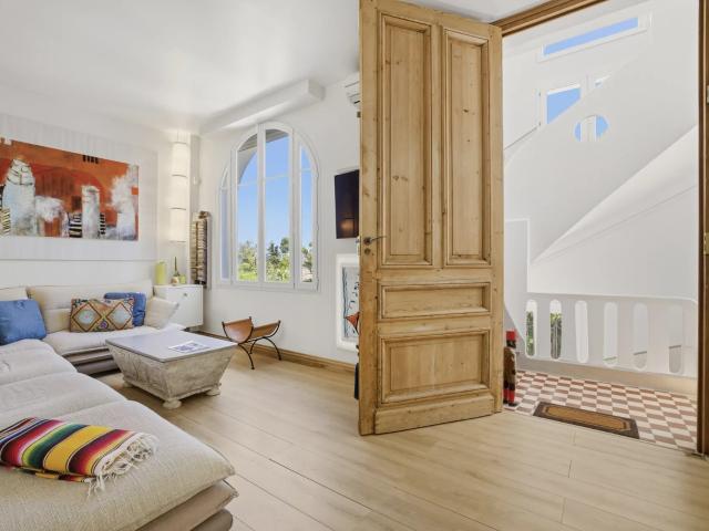 Cap d’Antibes – Appartement bourgeois rénové en rez de jardin