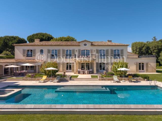 CAP D’ANTIBES — Superbe propriété familiale au cœur du Cap d. 630m² Antibes