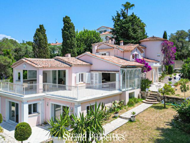 CAP D'ANTIBES Villa de caractère des années 1930 dans un environnement privilégié