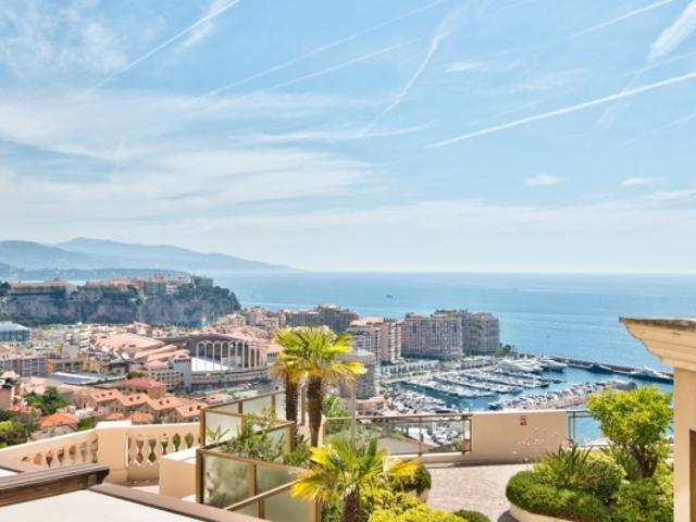CAP D&apos AIL APPARTEMENT 2 PIECES DE 47M² A VENDRE SUPERBE VUE PANORAMIQUE RESIDENCE AVEC PISCINE PROCHE MONACO GARAGE ET CAVE