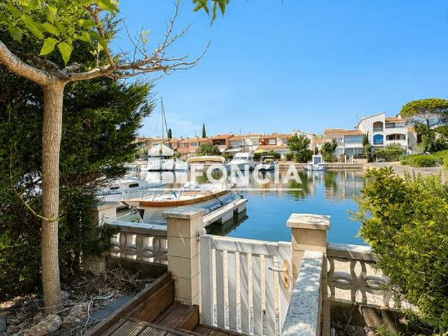 CAP D'AGDE – SECTEUR MALFATO – ÎLE DES MARINAS Appartement rénové en rez de jardin avec terrasse sur l'eau, parking privé et accès plage