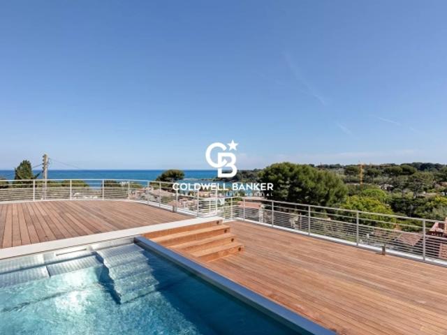 Cap d'Antibes | Exclusivité — Villa Art Déco rénovée avec vitrail historique et vue mer panoramique