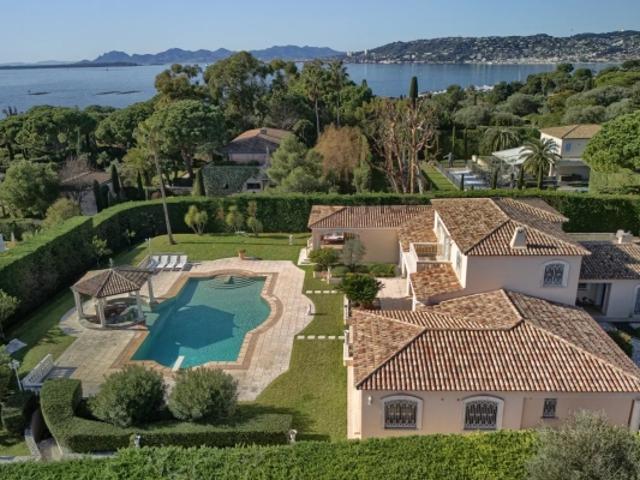 CAP D'ANTIBES, Luxueuse propriété au sein d'un domaine privé sur le versant ouest