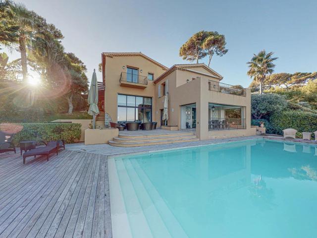 Cap d'Antibes, proche plages de la Garoupe, une belle villa. 320m² Antibes