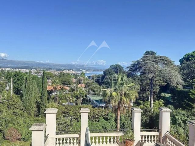 Cap d'Antibes versant Est Appartement vue mer au coeur d'une villa Belle Époque avec terrasse