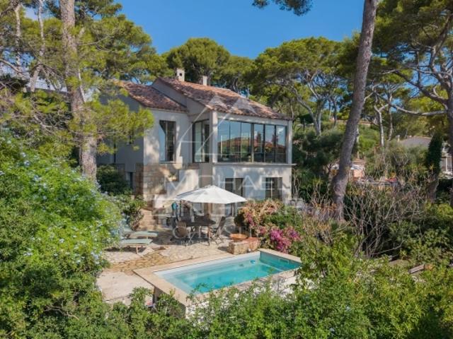Exclusivité – Villa d'exception avec vue mer sur la baie de la Garoupe