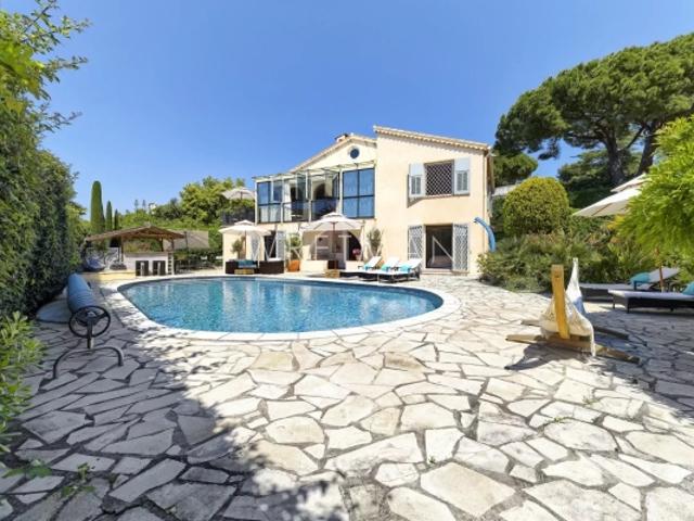 CAP D'ANTIBES VERSANT OUEST VILLA AVEC PISCINE A DEUX PAS DE LA MER