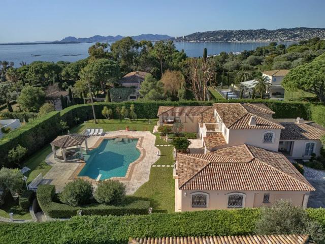 Cap d'Antibes, versant ouest, Luxueuse villa dans un domaine. 347m² Antibes