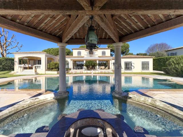 Cap d'Antibes, versant ouest, Luxueuse villa dans un domaine. 347m² Antibes