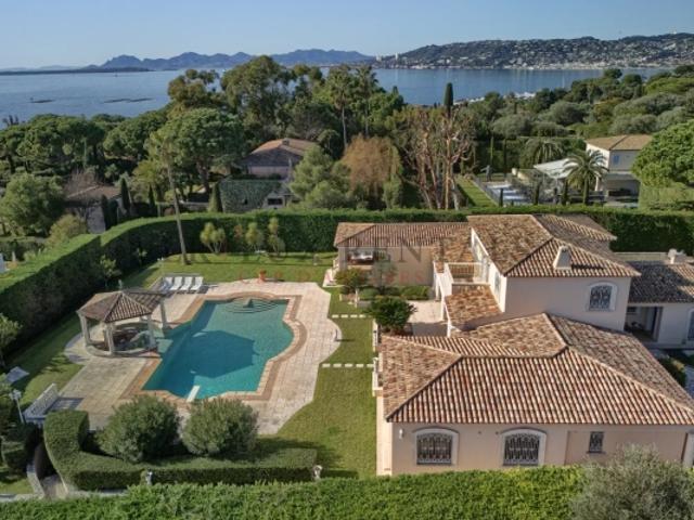 Cap d'Antibes, versant ouest, Luxueuse villa dans un domaine fermé
