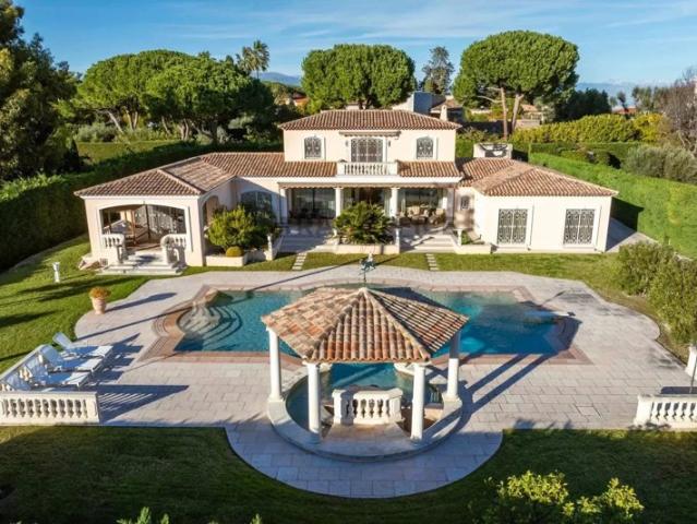 CAP D’ANTIBES, Luxueuse propriété au sein d’un domaine privé sur le versant ouest