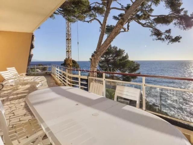 CAP D'ANTIBES, VILLA FACE A LA MER