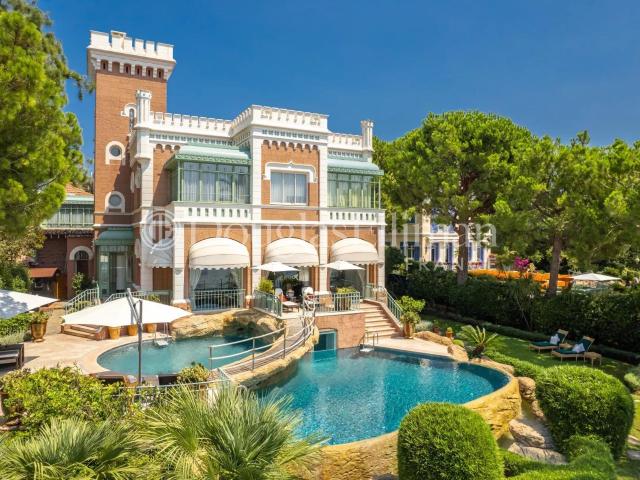 Cap D'antibes: Villa iconique front de mer au Cap d'Antibes 600m² Antibes