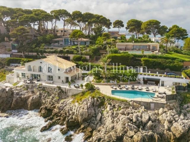 CAP D'ANTIBES Villa pieds dans l'eau | Front de mer, accès direct plage et piscine