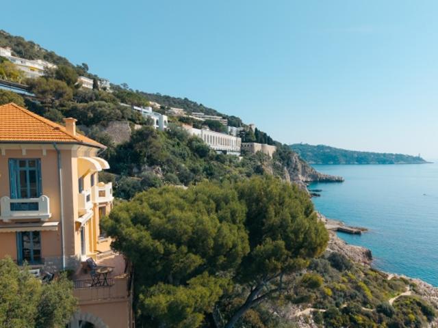 CAP DE NICE VILLA DE 229M² A VENDRE VUE A COUPER LE SOUFFLE SUR LA MER IDEALEMENT SITUEE PIEDS DANS L&apos EAU GARAGES