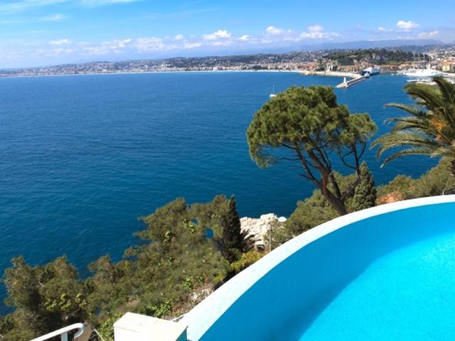 CAP DE NICE MAGNIFIQUE VILLA DE 320 M² A VENDRE PISCINE A DEBORDEMENT VUE FEERIQUE SUR LA BAIE DES ANGES 2 GARAGES