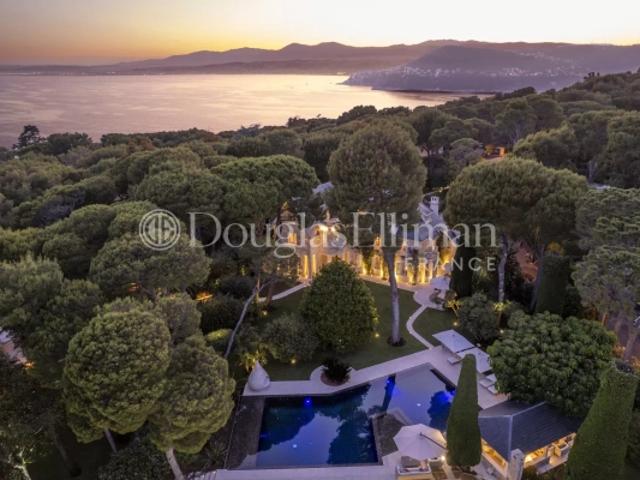 CAP FERRAT Un rare domaine au charme intermporel