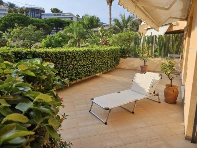 CAP MARTIN LUXUEUX 3 PIECES GRANDE TERRASSE, PARKING ET CAVE