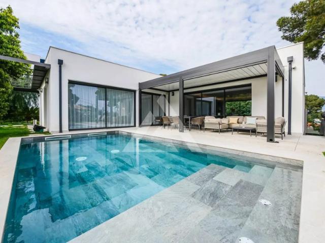 CAP MARTIN VILLA CONTEMPORAINE SECTEUR PRISÉ