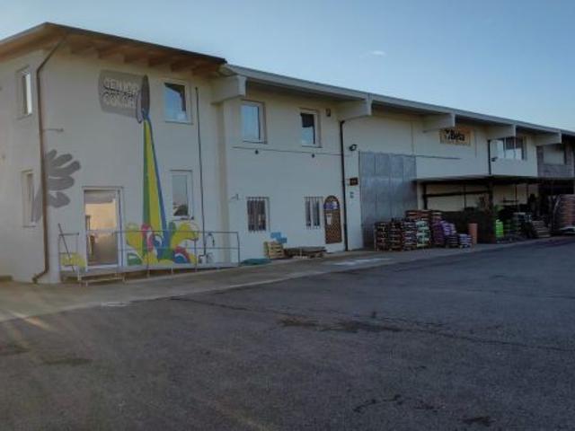 Capannone commerciale con ferramenta e colorificio avviati, area esterna 3.000mq