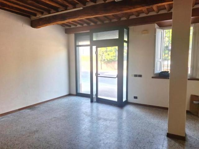 Capannone commerciale in affitto a Porcari 40 mq Rif: 1414628