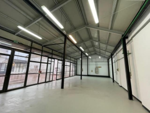 Capannone commerciale in vendita a Avenza Carrara 900 mq Rif: 1417622