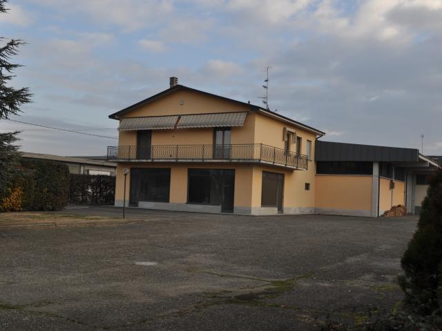 Capannone con giardino in via provinciale 26, Sala Baganza