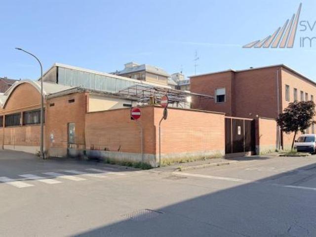 CAPANNONE ARTIGIANALE CON UFFICI E ABITAZIONE IN VENDITA A BRESSO