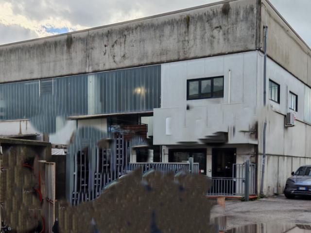 Capannone artigianale in affitto a Avenza Carrara 400 mq Rif: 1363624