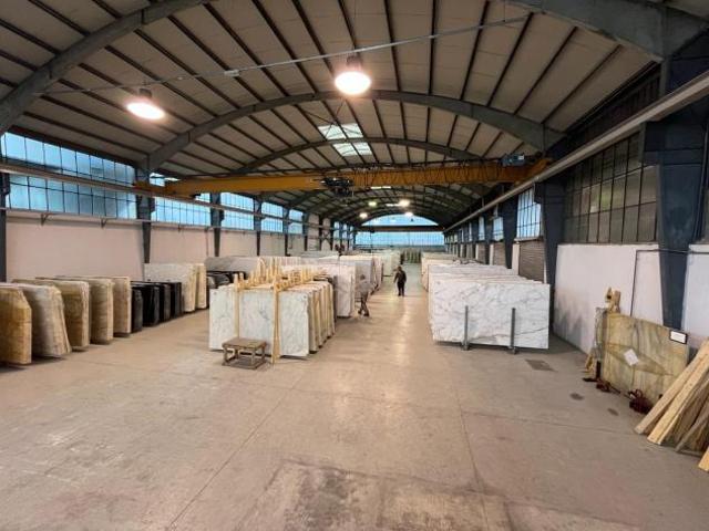 Capannone artigianale in vendita a Massa 1350 mq Rif: 1303379