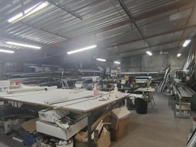 Capannone artigianale in vendita a Avenza Carrara 420 mq Rif: 1426633