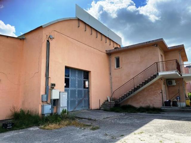 Capannone / Fondo in affitto a Arcola