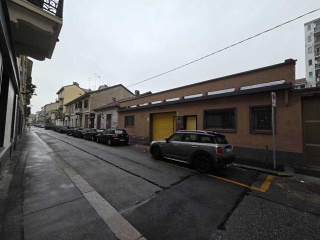 Capannone / Fondo in affitto a Torino