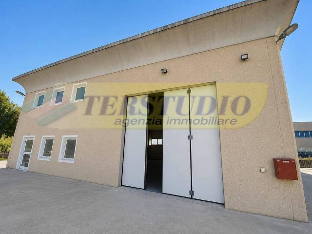 Capannone in affitto a Levate