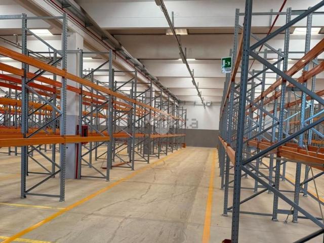 Capannone in affitto di 4000 m² in Via Giotto, 1