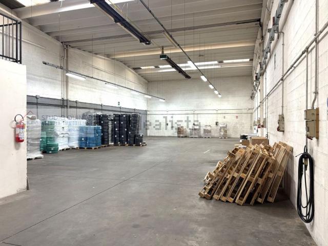 Capannone in affitto di 400 m²