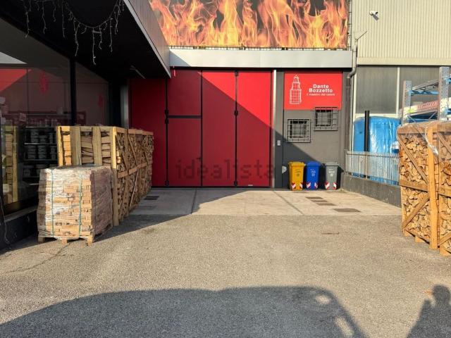Capannone in affitto di 400 m² in Via Conegliano